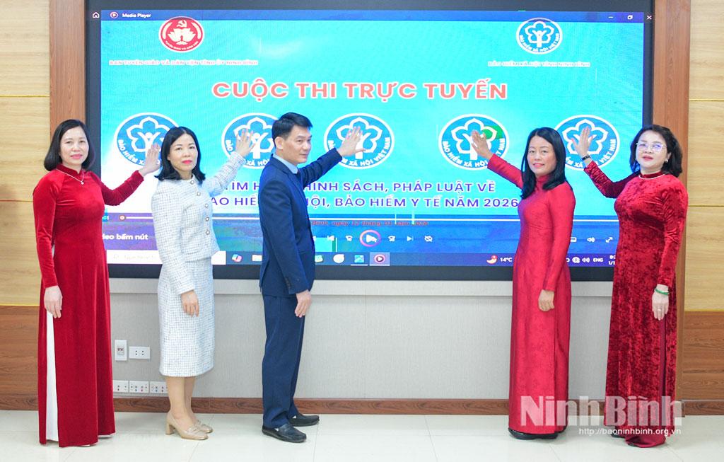 Các đại biểu thực hiện nghi thức bấm nút chính thức bắt đầu cuộc thi.