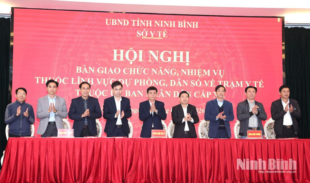 Lãnh đạo Trung tâm Y tế Nho Quan ký biên bản bàn giao với lãnh đạo các xã.