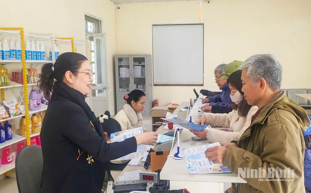 Tuyên truyền chính sách BHXH, BHYT cho người dân tại Bưu điện khu vực Duy Tiên.