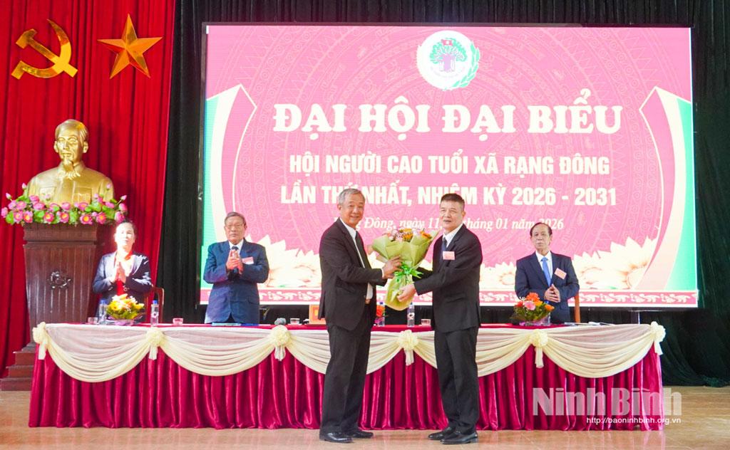 Lãnh đạo Hội Người cao tuổi tỉnh tặng hoa chúc mừng Đại hội