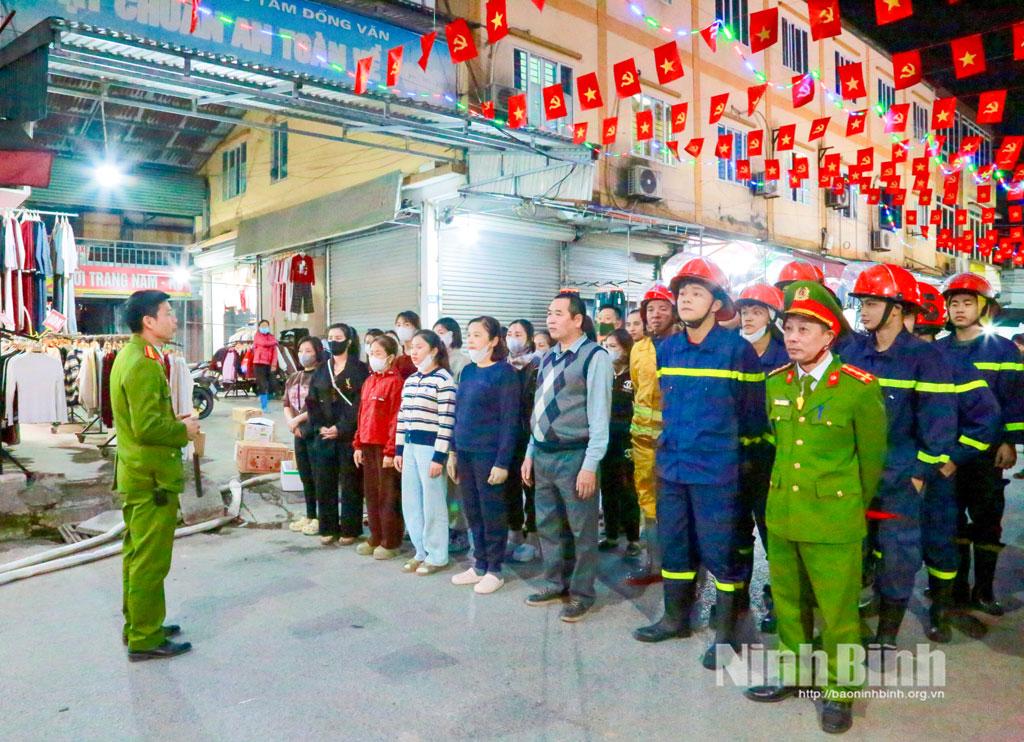 Cán bộ Phòng Cảnh sát PCCC và CNCH, Công an tỉnh tuyên truyền nâng cao kiến thức về PCCC cho các tiểu thương tại chợ Trung tâm Đồng Văn.