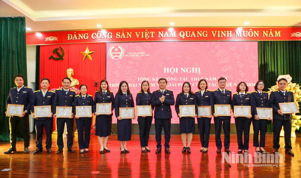 Lãnh đạo Thuế tỉnh Ninh Bình trao tặng Giấy khen của Thuế tỉnh Ninh Bình cho các tập thể, cá nhân có thành tích xuất sắc năm 2025.