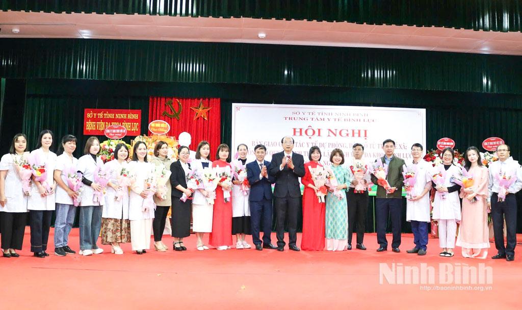 Lãnh đạo Bệnh viện Đa khoa Bình Lục tặng hoa chúc mừng cán bộ, nhân viên y tế được điều chuyển công tác về Trạm Y tế các xã.