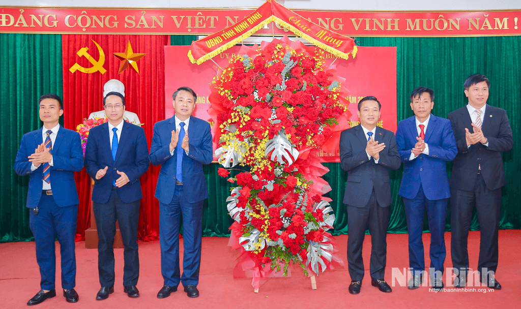 Đồng chí Nguyễn Cao Sơn, Tỉnh ủy viên, Phó Chủ tịch UBND tỉnh tặng hoa chúc mừng Sở Công Thương.