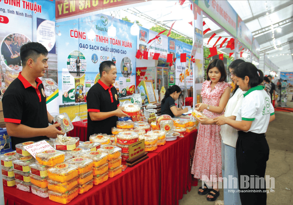 Giới thiệu sản phẩm tại Tuần lễ Nông sản an toàn và sản phẩm OCOP tỉnh Ninh Bình 2025.