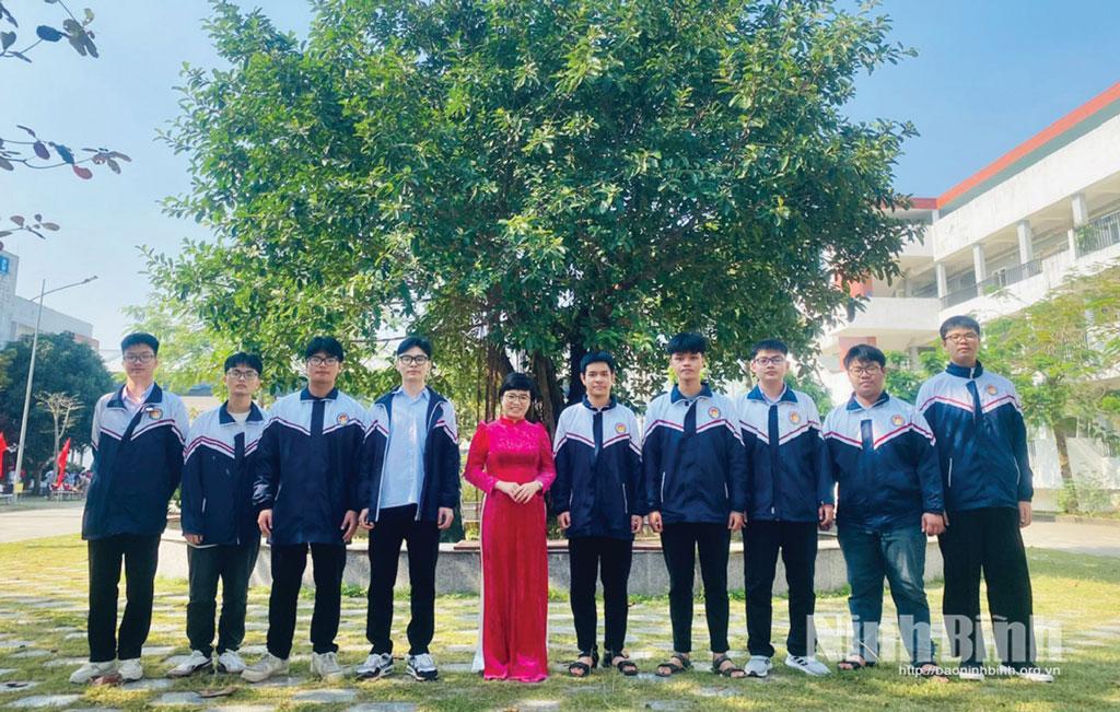 Cô và trò đội tuyển dự Kỳ thi học sinh giỏi quốc gia môn Vật lý, Trường THPT chuyên Biên Hòa.