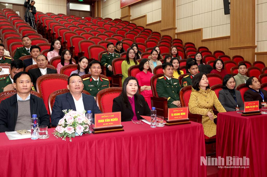 Các đại biểu dự lễ bế giảng.