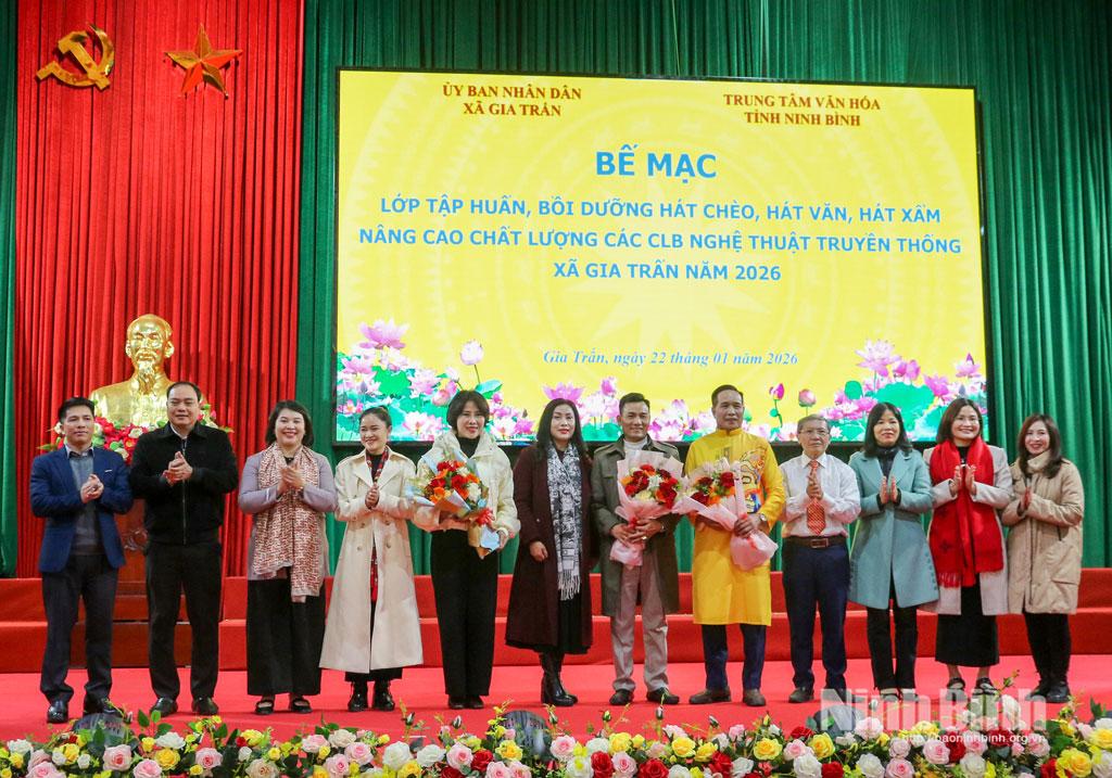 Các đại biểu chụp ảnh lưu niệm cùng Ban tổ chức lớp bồi dưỡng.