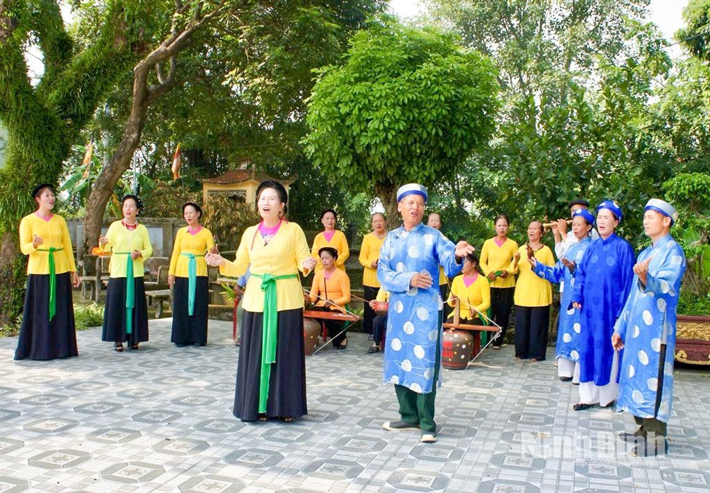 Một buổi luyện tập của Câu lạc bộ hát Trống quân Liêm Thuận (xã Thanh Bình).