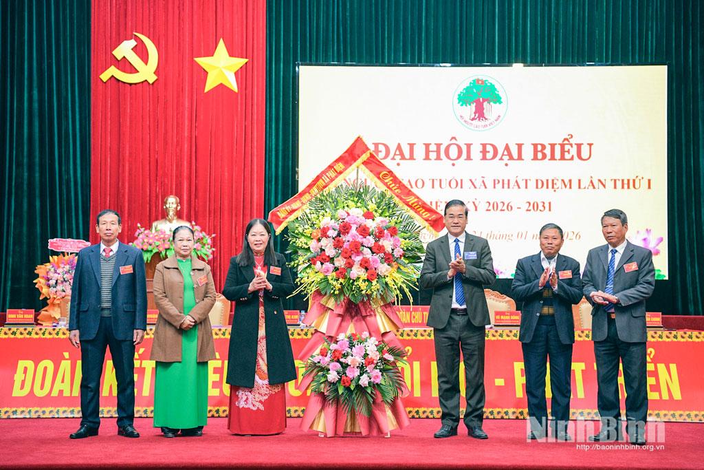 Lãnh đạo Đảng ủy xã Phát Diệm tặng hoa chúc mừng Đại hội.