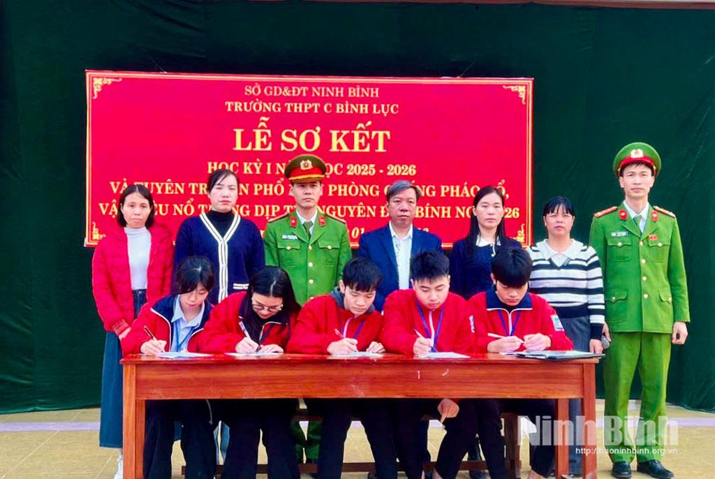 Học sinh Trường THPT C Bình Lục ký cam kết chấp hành các quy định của pháp luật về quản lý vũ khí, vật liệu nổ, công cụ hỗ trợ và pháo, trước sự chứng kiến của lực lượng công an và các thầy cô.