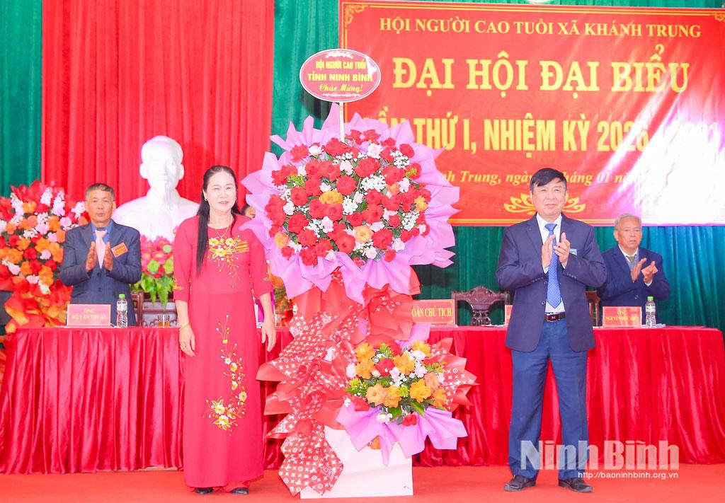 Lãnh đạo Hội Người cao tuổi tỉnh tặng hoa chúc mừng Đại hội.