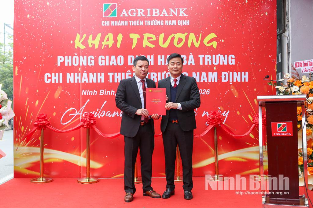 Lãnh đạo Agribank Chi nhánh Nam Định trao quyết định khai trương Phòng Giao dịch Hai Bà Trưng.