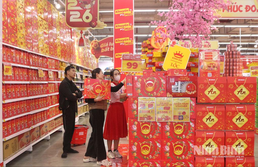 Người dân mua hàng Tết tại Siêu thị Go! Hà Nam (phường Hà Nam).