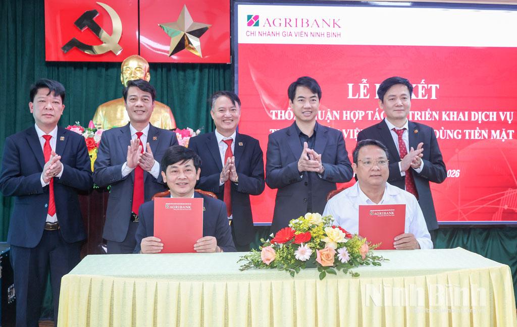 Lãnh đạo Ngân hàng Agribank Chi nhánh Gia Viễn và lãnh đạo Bệnh viện Đa khoa Gia Viễn ký biên bản triển khai dịch vụ thanh toán viện phí không dùng tiền mặt.