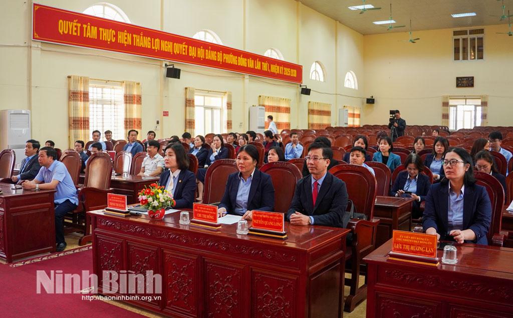 Các đại biểu dự hội nghị tại điểm cầu Đảng ủy, UBND phường Đồng Văn.