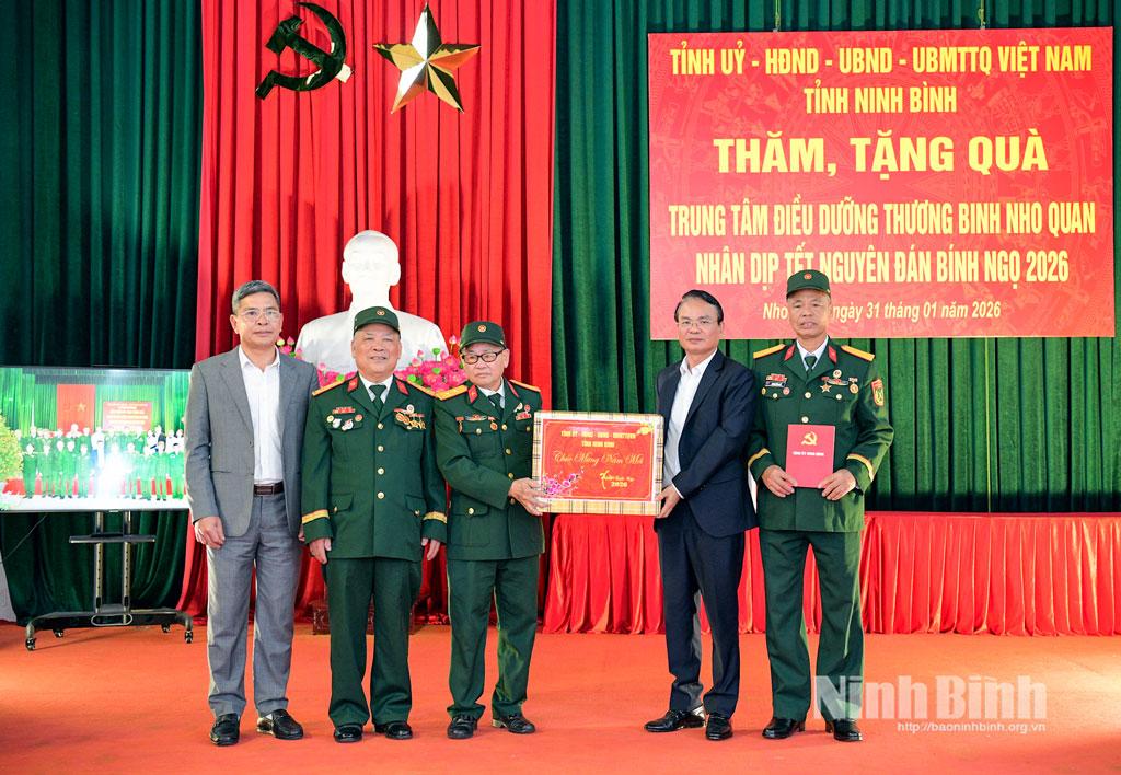 Đồng chí Đặng Xuân Phong, Ủy viên Trung ương Đảng, Bí thư Tỉnh uỷ, Trưởng Đoàn đại biểu Quốc hội tỉnh tặng quà Trung tâm Điều dưỡng thương binh Nho Quan nhân dịp Tết Nguyên đán Bính Ngọ..