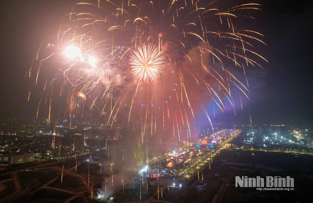 Màn pháo hoa tầm cao rực rỡ, hứa hẹn tạo nên khoảnh khắc giao thừa giàu cảm xúc.