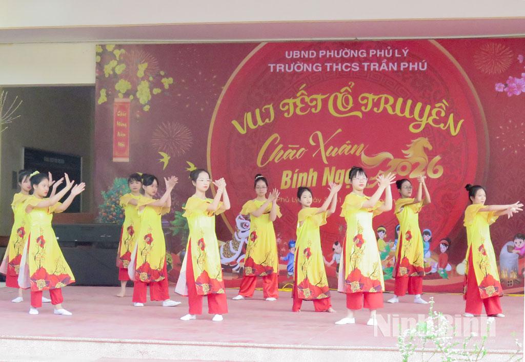 Tiết mục biểu diễn văn nghệ trong chương trình “Chào Xuân Bính Ngọ năm 2026” tại Trường THCS Trần Phú (phường Phủ Lý). Ảnh: Phạm Hiền