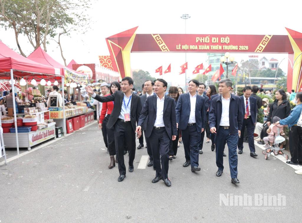 Đồng chí Đặng Xuân Phong, Ủy viên Trung ương Đảng, Bí thư Tỉnh ủy, Trưởng Đoàn đại biểu Quốc hội tỉnh kiểm tra công tác chuẩn bị tổ chức chợ hoa Xuân tại phường Thiên Trường.