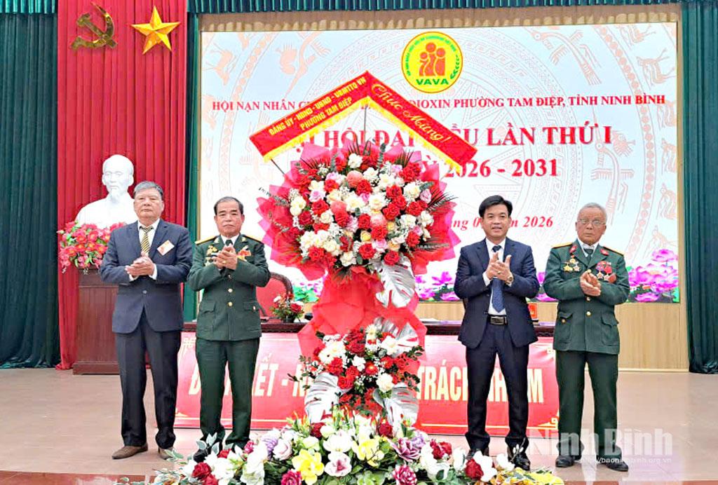 Lãnh đạo phường Tam Điệp tặng hoa chúc mừng Đại hội.