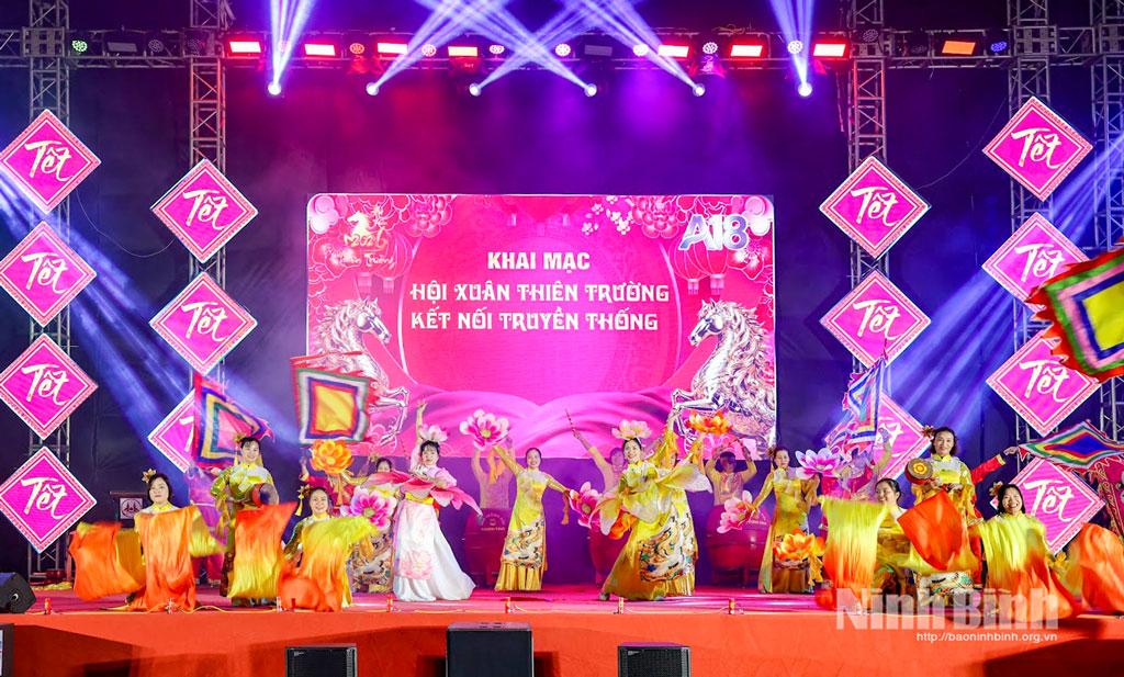 Tiết mục múa kết hợp trống hội tại lễ khai mạc.