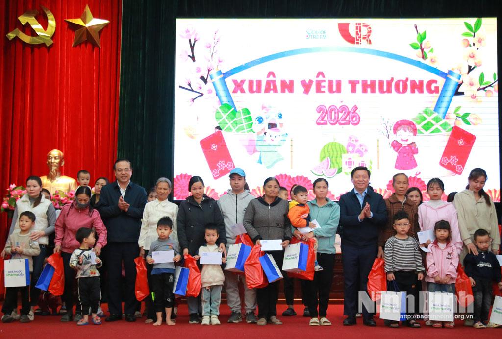 Đồng chí Trần Thanh Lâm, Ủy viên Trung ương Đảng, Phó Trưởng Ban Tuyên giáo và Dân vận Trung ương; đồng chí Đặng Thanh Sơn, Ủy viên Ban Thường vụ Tỉnh ủy, Phó Chủ tịch UBND tỉnh tặng quà cho các em học sinh có hoàn cảnh đặc biệt khó khăn trên địa bàn xã.