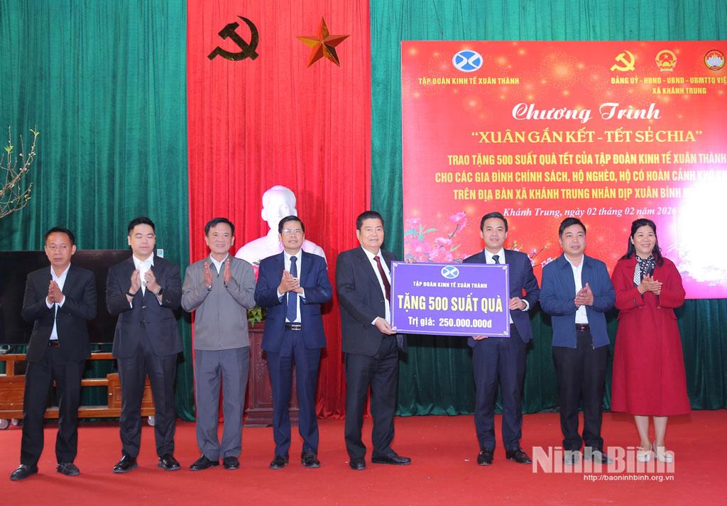 Ông Nguyễn Xuân Thành, Chủ tịch Hiệp hội Doanh nghiệp tỉnh, Chủ tịch HĐQT Tập đoàn Kinh tế Xuân Thành trao biểu trưng 250 triệu đồng cho lãnh đạo xã Khánh Trung.