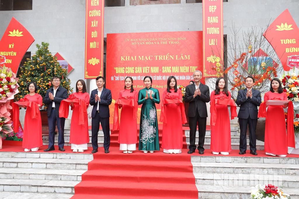 Các đại biểu cắt băng khai mạc Triển lãm.