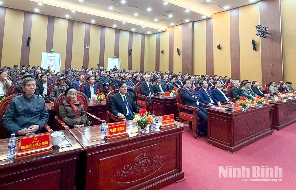 Các đại biểu dự buổi gặp mặt mừng Đảng, mừng Xuân tại xã Nho Quan.