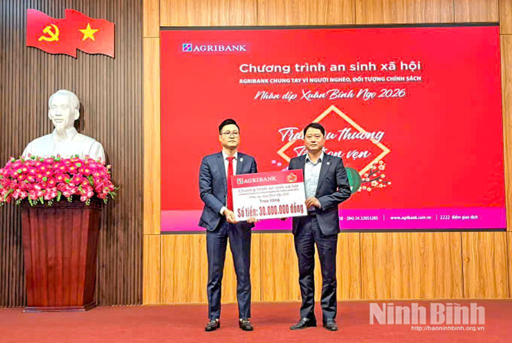 Đại diện Agribank trao biển biểu trưng tài trợ 30 triệu đồng trong chương trình an sinh xã hội "Trao yêu thương - Tết trọn vẹn" trên địa bàn phường Tây Hoa Lư.