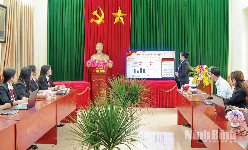 Chi bộ Trường Mầm non Yên Bình, phường Yên Thắng tập huấn sử dụng Sổ tay đảng viên điện tử.