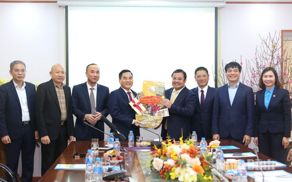 Lãnh đạo Tập đoàn Hóa chất Việt Nam trao quà Tết cho cán bộ Công ty cổ phần Phân lân Ninh Bình.