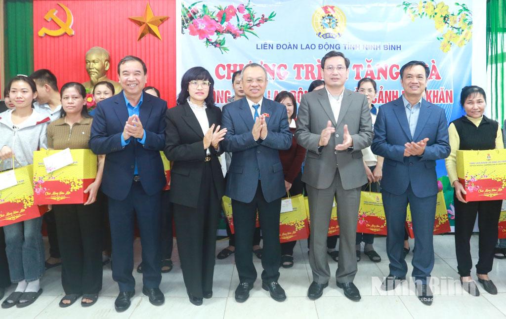 Đồng chí Nguyễn Mạnh Tiến, Phó Chủ nhiệm Ủy ban Quốc phòng, An ninh và Đối ngoại của Quốc hội; lãnh đạo LĐLĐ tỉnh, lãnh đạo xã Hải Anh tặng quà công nhân lao động có hoàn cảnh khó khăn của Công ty cổ phần Đầu tư Hải Đường. Ảnh: Hồng Ngọc