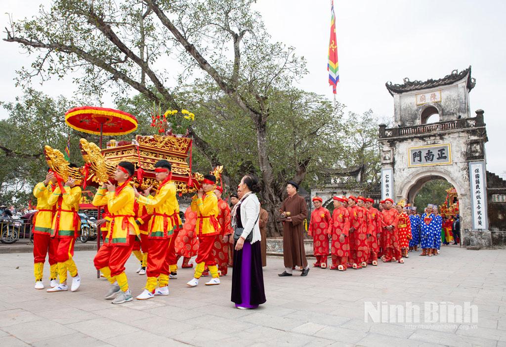 Đoàn rước kiệu Ngọc Lộ trong Lễ hội Khai ấn Đền Trần. (Ảnh tư liệu)