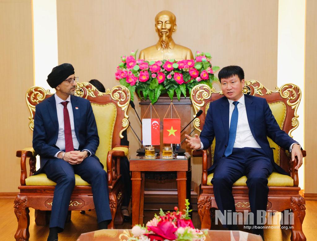 Đồng chí Trần Huy Tuấn, Ủy viên Trung ương Đảng, Phó Bí thư Tỉnh ủy, Chủ tịch UBND tỉnh tiếp xã giao ngài Rajpal Singh, Đại sứ đặc mệnh toàn quyền nước Cộng hòa Singapore tại Việt Nam.