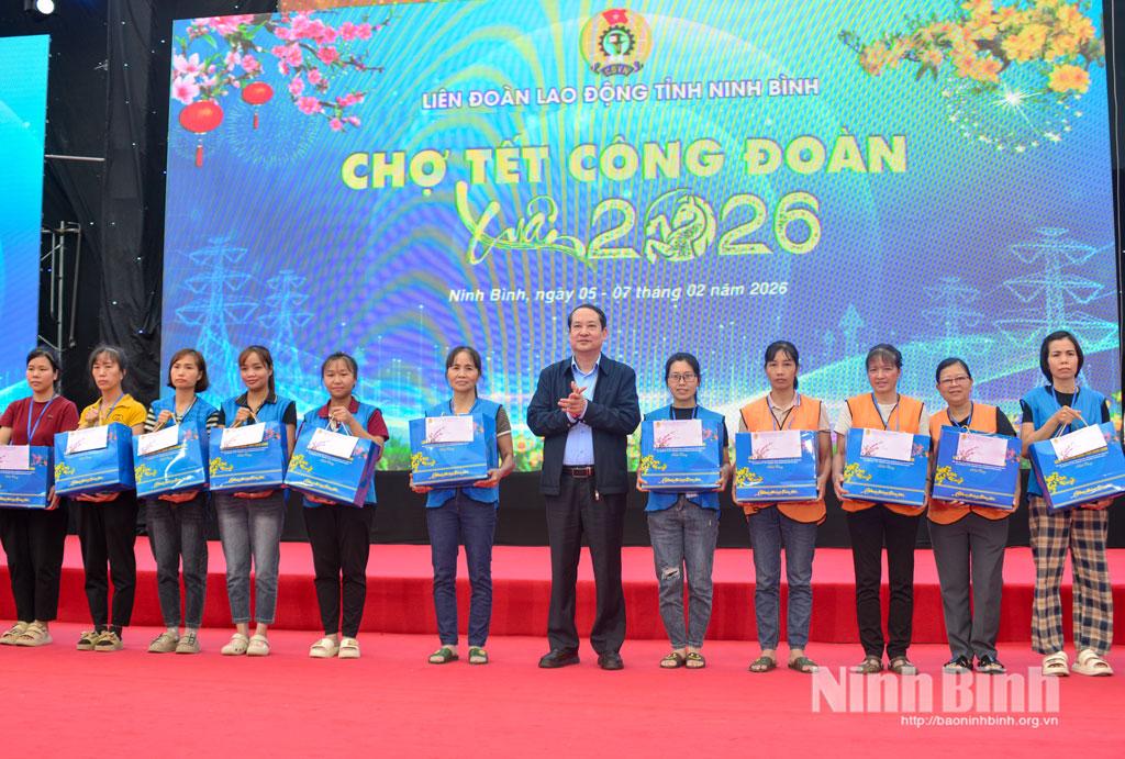 Đồng chí Mai Văn Tuất, Phó Bí thư Tỉnh ủy, Chủ tịch Ủy ban MTTQ Việt Nam tỉnh trao quà cho công nhân lao động tại chương trình Chợ Tết Công đoàn - Xuân 2026.