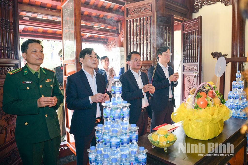 Đồng chí Đặng Xuân Phong, Ủy viên Trung ương Đảng, Bí thư Tỉnh uỷ, Trưởng Đoàn đại biểu Quốc hội tỉnh và Đoàn công tác dâng hương tại nhà thờ cố Chủ tịch nước Trần Đại Quang.