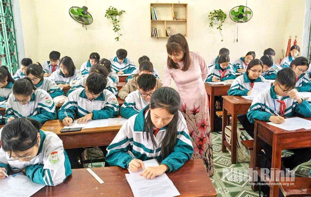 Cô trò Trường THCS Trần Huy Liệu (xã Vụ Bản) trong một giờ ôn tập.