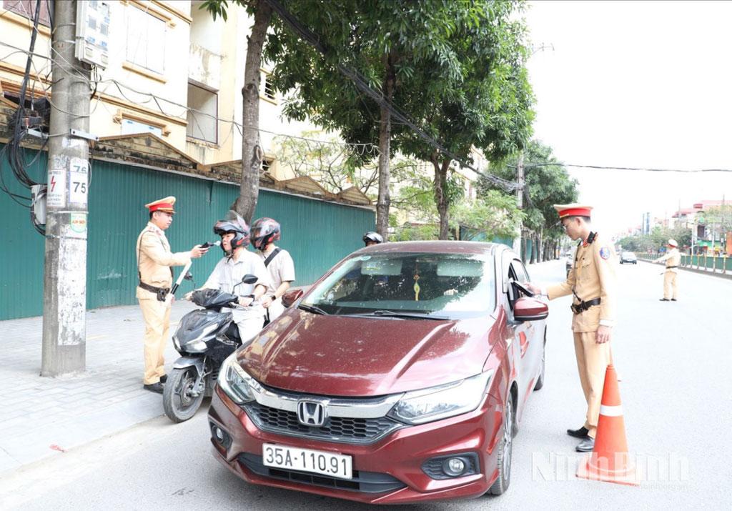 Lực lượng Cảnh sát giao thông (Công an tỉnh) tăng cường kiểm tra, xử lý vi phạm nồng độ cồn đối với người điều khiển phương tiện khi tham gia giao thông.
