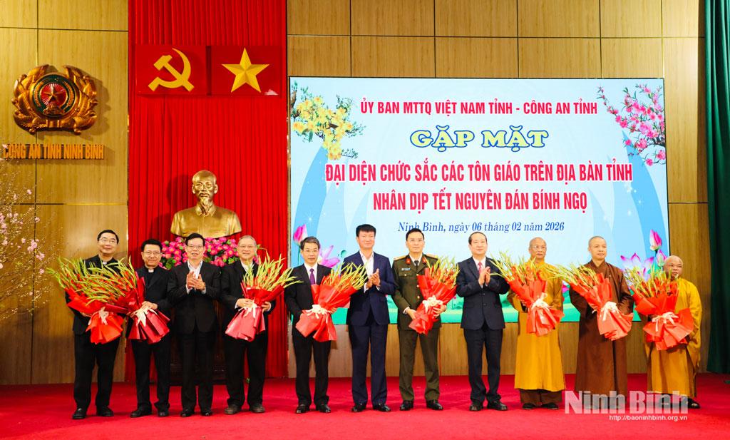 Các đồng chí: Trần Huy Tuấn, Ủy viên Trung ương Đảng, Phó Bí thư Tỉnh ủy, Chủ tịch UBND tỉnh; Triệu Tài Vinh, Phó Trưởng Ban Tuyên giáo và Dân vận Trung ương; Mai Văn Tuất, Phó Bí thư Tỉnh ủy, Chủ tịch Ủy ban MTTQ Việt Nam tỉnh tặng hoa chúc mừng Ủy ban MTTQ Việt Nam tỉnh, Công an tỉnh và đại diện các chức sắc tôn giáo.