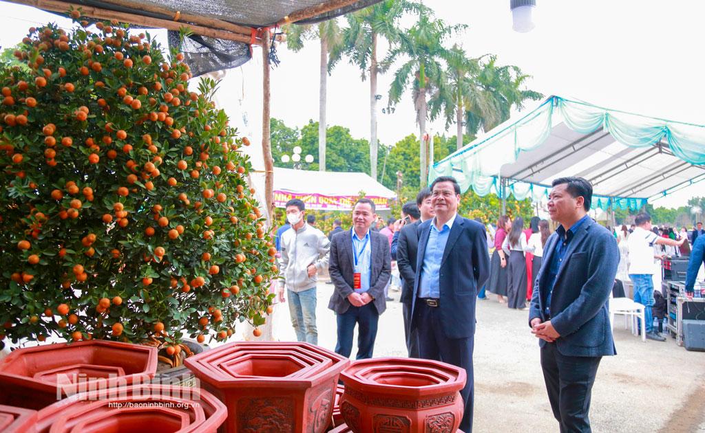 Các đại biểu tham quan gian hàng trưng bày tại Chợ hoa Xuân Hoa Lư năm Bính Ngọ 2026.