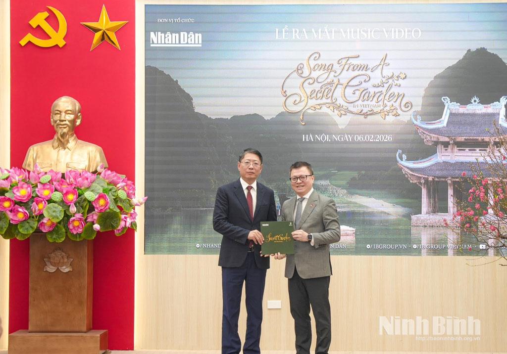 Đồng chí Lê Quốc Minh, Tổng Biên tập Báo Nhân Dân trao tặng Video âm nhạc “Song from a Secret Garden - Secret Garden in Vietnam” cho đại diện lãnh đạo tỉnh Ninh Bình.