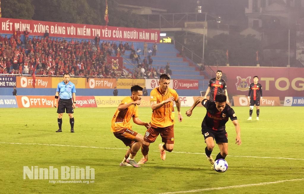 Pha tranh chấp bóng từ khu vực giữa sân của các cầu thủ.