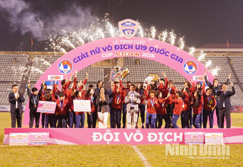 Chủ nhà U19 Phong Phú Hà Nam xuất sắc giành ngôi vô địch trước 1 vòng đấu với thành tích bất bại.