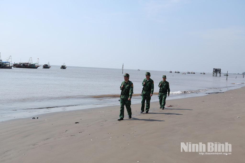 Cán bộ Trạm Kiểm soát Biên phòng Cống số 9, Đồn Biên phòng Quất Lâm tuần tra, kiểm soát biên giới biển.