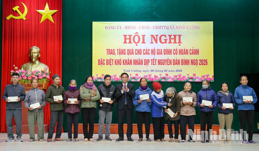 Lãnh đạo xã Ninh Cường trao quà Tết Xuân Bính Ngọ 2026 cho các gia đình có hoàn cảnh đặc biệt khó khăn trên địa bàn.