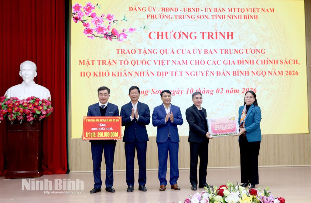 Đồng chí Nguyễn Thị Thu Hà, Ủy viên Trung ương Đảng, Phó Chánh Văn phòng Thường trực Văn phòng Trung ương Đảng trao biểu tượng trưng quà của Ủy ban Trung ương MTTQ Việt Nam cho lãnh đạo phường Trung Sơn.