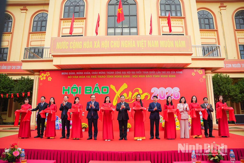 Các đại biểu cắt băng khai mạc Hội Báo Xuân Bính Ngọ 2026.