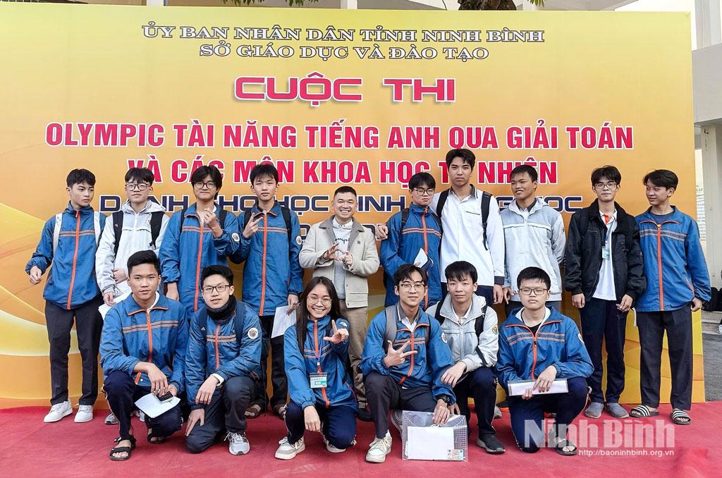 Học sinh Trường THPT Chuyên Lê Hồng Phong tham gia cuộc thi.